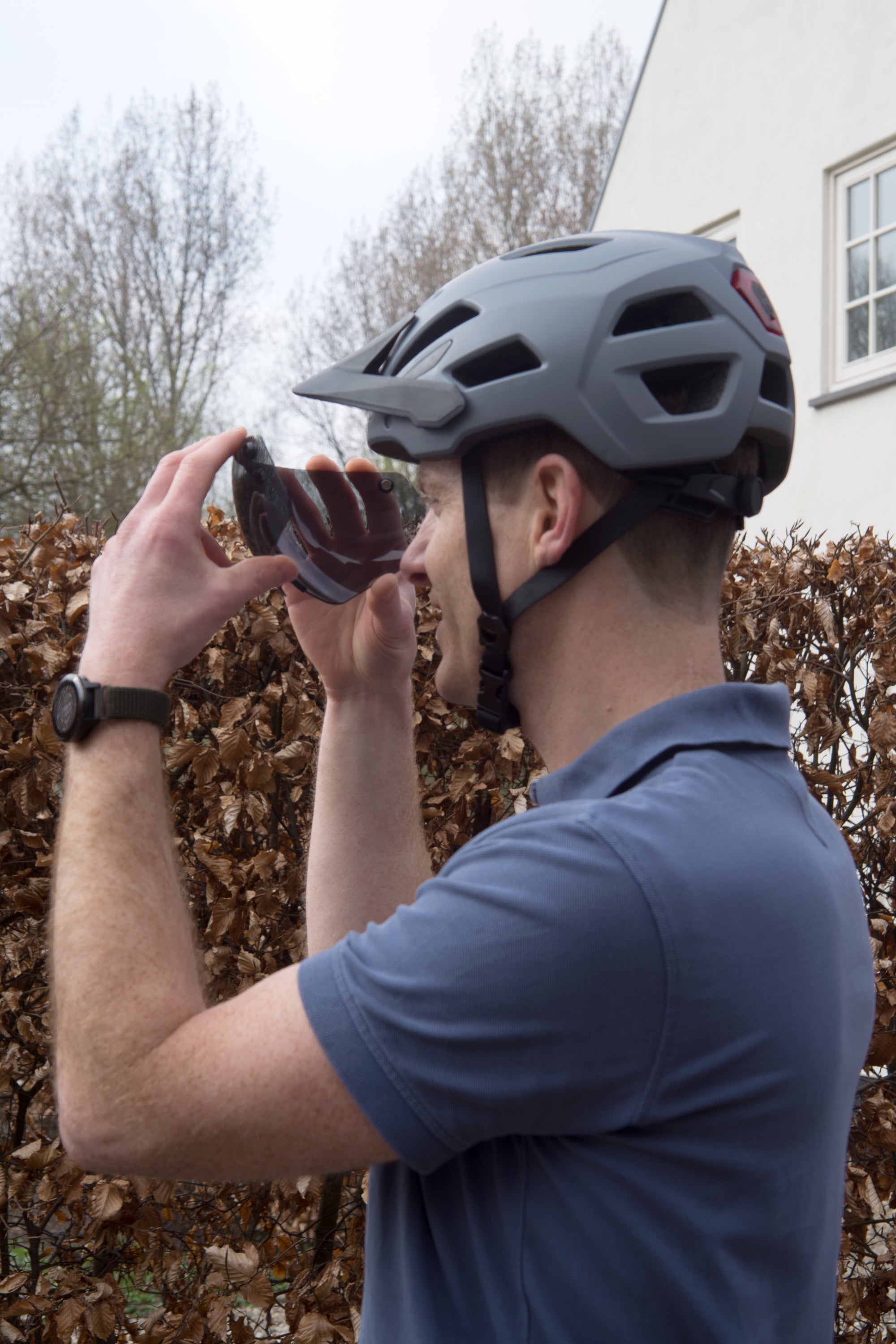 RIDER mit Front- und Rücklicht &amp; transparentem Magnetvisier